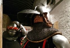 Po ośmiu godzinach w korpo zakładają 30-kilogramowe zbroje i leją się mieczami