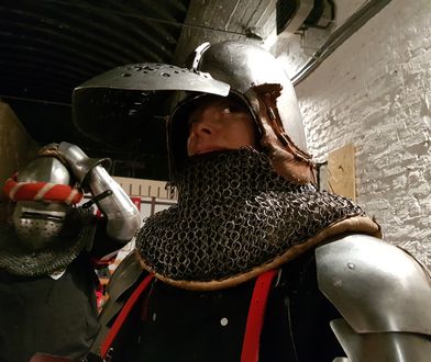 Po ośmiu godzinach w korpo zakładają 30-kilogramowe zbroje i leją się mieczami