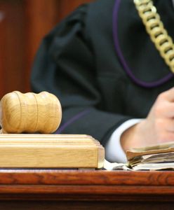 Adwokat znęcał się nad chorą żoną kopiąc ją po głowie. Ruszył proces