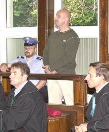 Rozpoczął się proces przemytników aut na Wschód