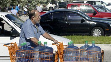 Mieszkańcy Florydy gromadzą zapasy