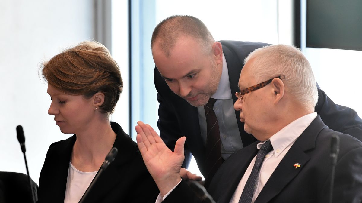 Prezes NBP Adam Glapiński (P), wiceprezes NBP Marta Kightley (L) oraz członek zarządu NBP Paweł Mucha (C)