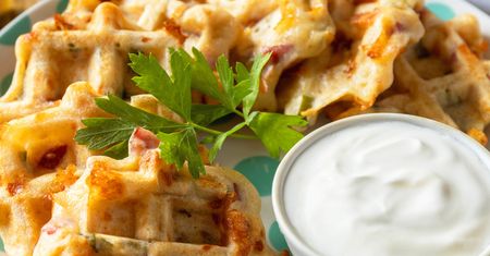 Zapomnij o nudnych kanapkach. Te gofry są bardziej sycące i mają tylko dwa składniki