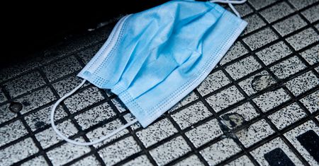 Łódź. Nie miał maski, pobił kobietę. 56-latek złapany