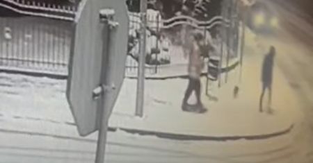 "Piesi mogą robić co chcą". Burza w internecie po filmie policji