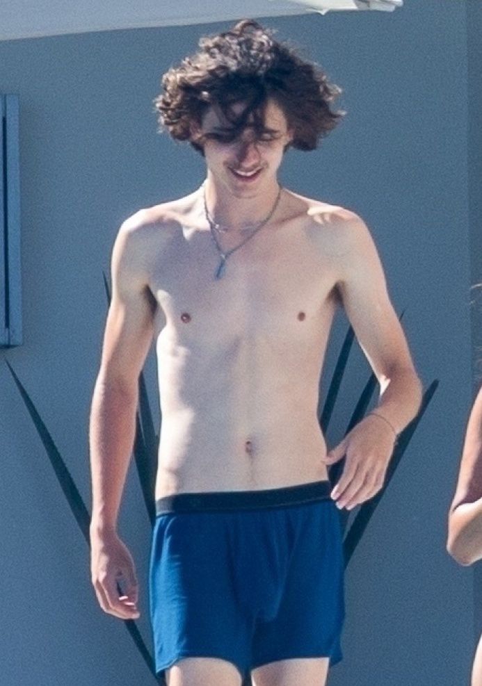 Timothee Chalamet całuje się nad basenem z 30-letnią Eizą Gonzalez