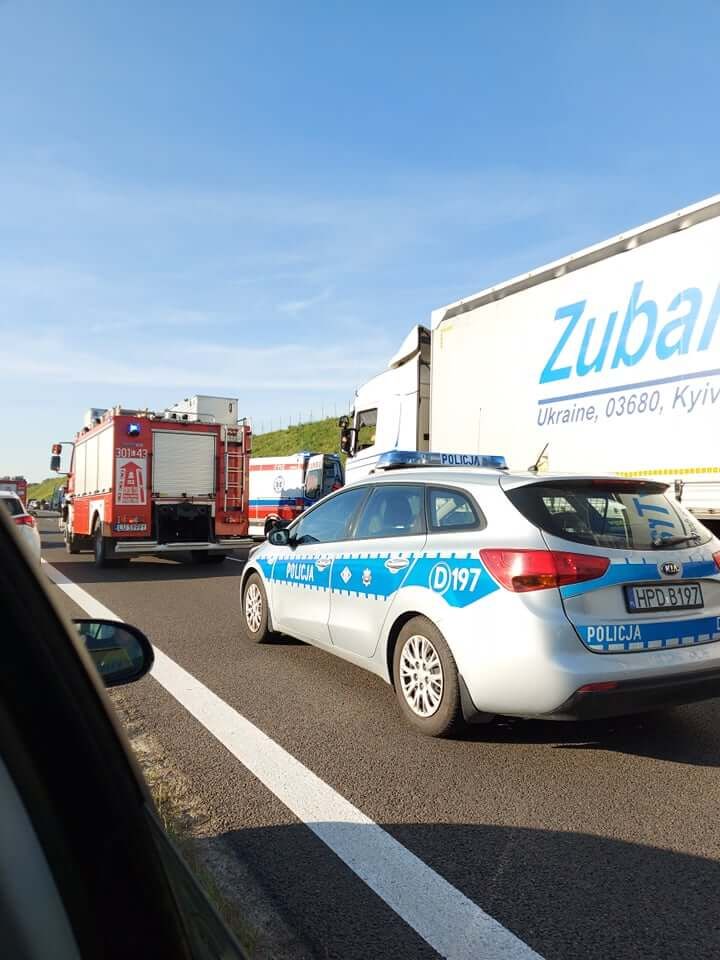 Zderzenie dwóch ciężarówek na drodze ekspresowej S17