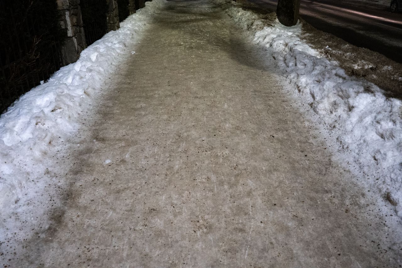 Zakopane jak lodowisko. Mieszkańcy boją się wyjść z domu