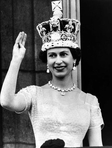 Królowa Elżbieta II macha poddanym w dniu koronacji, 1953 r.