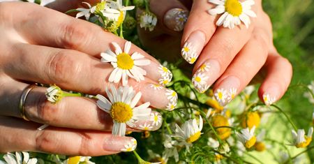 Paznokcie "daisy nails". TOP 5 inspiracji z Instagrama