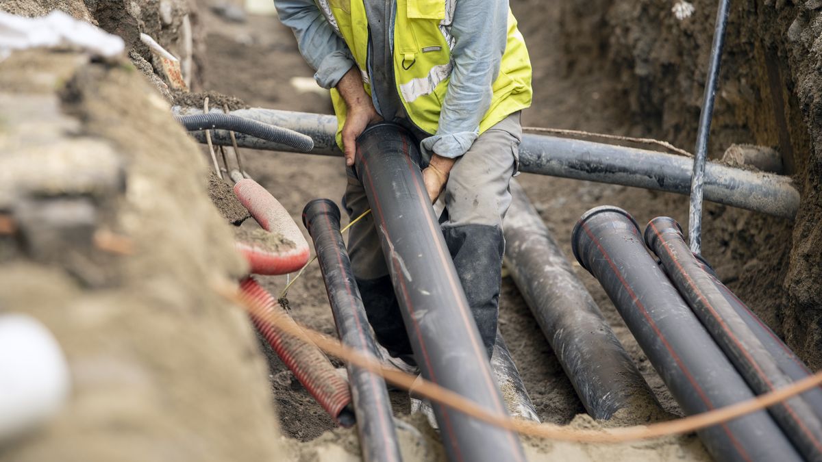 Przyłączenie do sieci kanalizacyjnej to obowiązek, jednak nie każdego na to stać