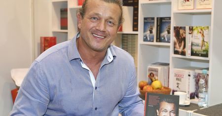 Jakimowicz bez maseczki, jeździ po Polsce i rozdaje autografy