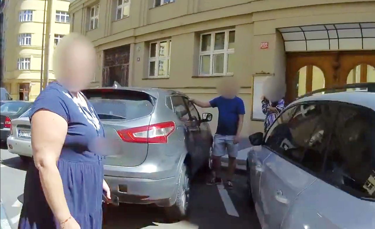 Matka zostawiła dziecko w rozgrzanym aucie. Policjanci pokazali dramatyczny moment interwencji