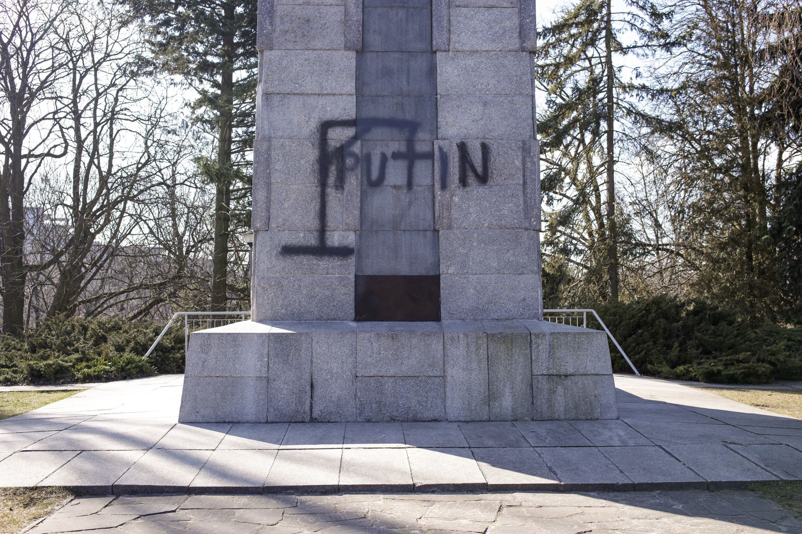 Zniszczono pomnik Armii Czerwonej w Poznaniu. Reakcja konsula