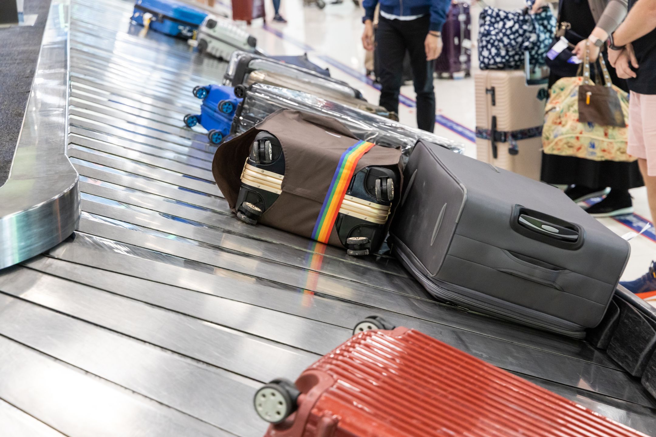 A ty podchodzisz do taśmy czy czekasz aż zobaczysz swoją walizkę