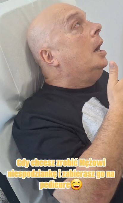 Krzysztof Skiba podczas pedicure'u (Instagram)