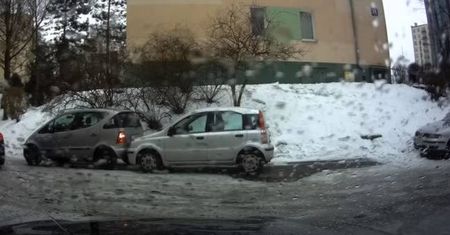 Mistrzowie parkowania na ul. Głębokiej. Jeden parking, dwie kolizje (WIDEO)