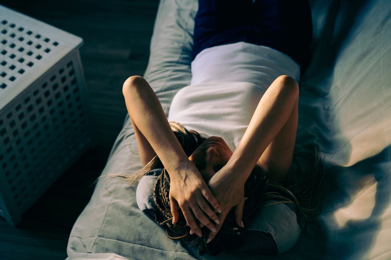 Portrait of a woman lying on the sofa
Portrait of a dreadlocks braid topknot bun woman lying and sleeping on the sofa. Concept of depression, loneliness, problems of adolescence
Fiordaliso