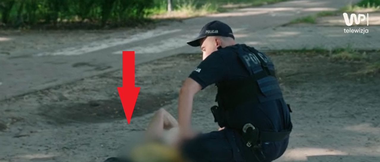 Zakrwawiony na chodniku. Policjanci ruszyli z pomocą. Prawda wyszła na jaw