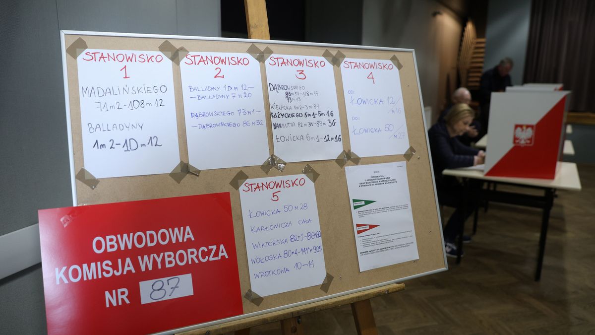 Warszawa, 07.04.2024. Wybory samorządowe 2024. Obwodowa Komisja Wyborcza nr 87 w Warszawie, 7 bm. gdzie głosował lider Partii Razem Adrian Zandberg. Trwa głosowanie w wyborach samorządowych. Do jego zakończenia obowiązuje cisza wyborcza. (ad) PAP/Rafał Guz