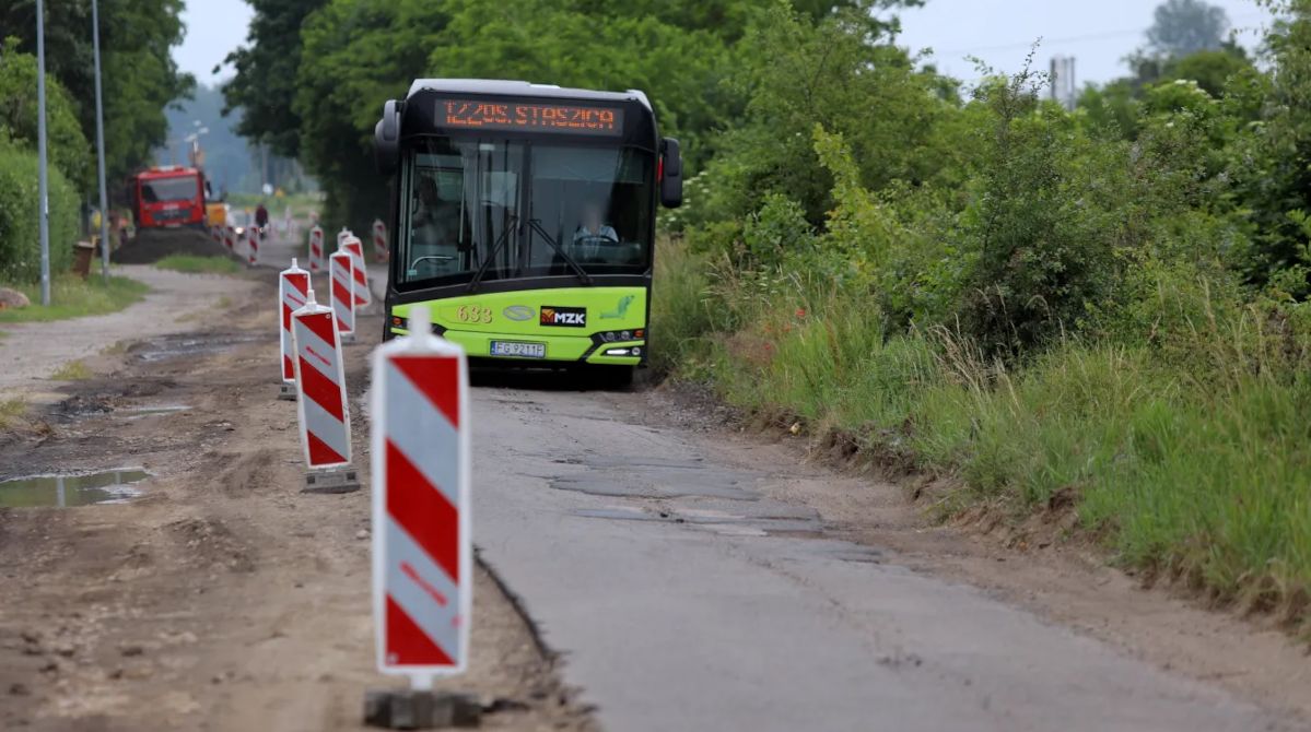 Autobus, który nie mieści się na drodze. Prezes MZK: "Jedziemy poboczem"