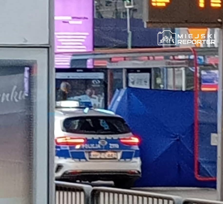 Mężczyzna leżał na przystanku przed Dworcem Centralnym. Nie żyje