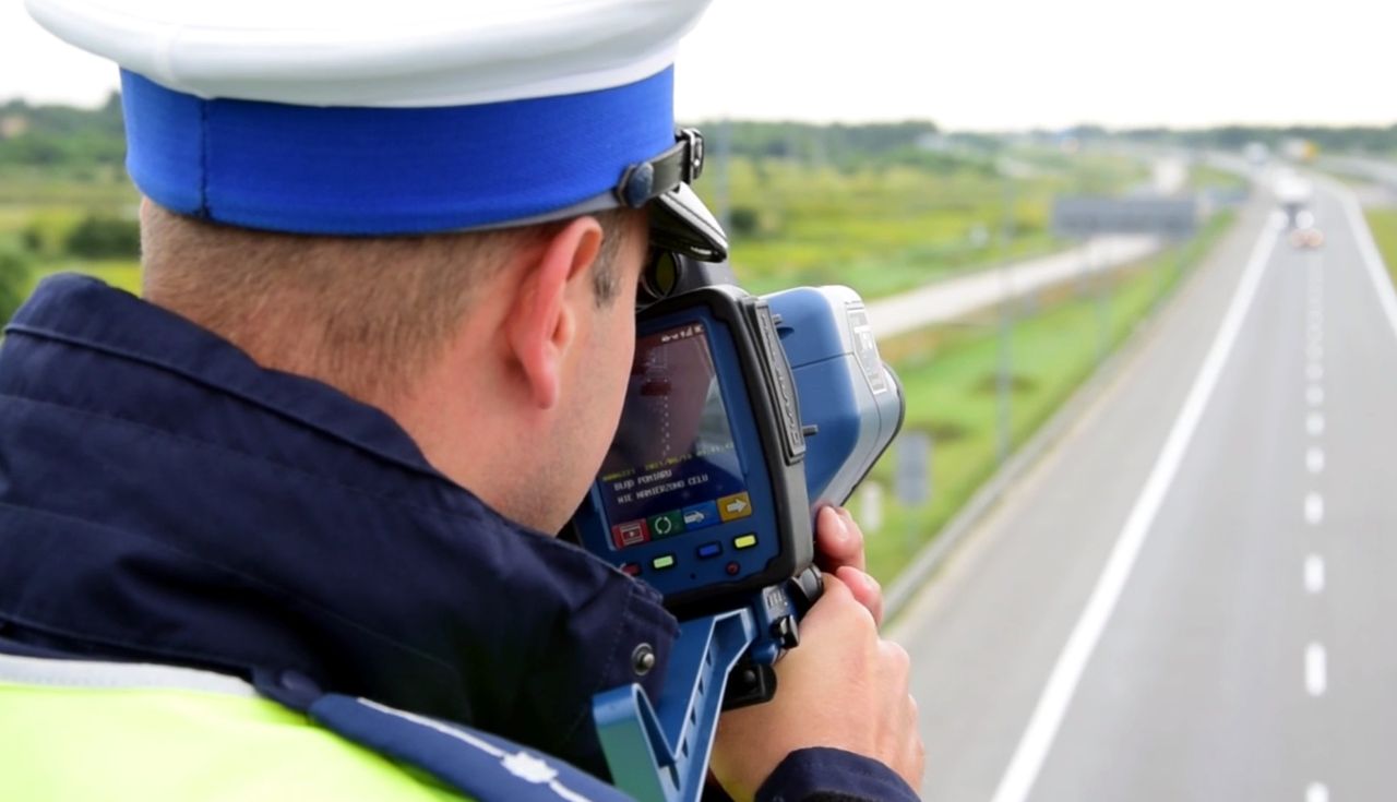 Policja coraz częściej mierzy odległości pomiędzy jadącymi pojazdami. O przepisie nie wie wielu zmotoryzowanych, a mandat może tu wynieść do 500 zł