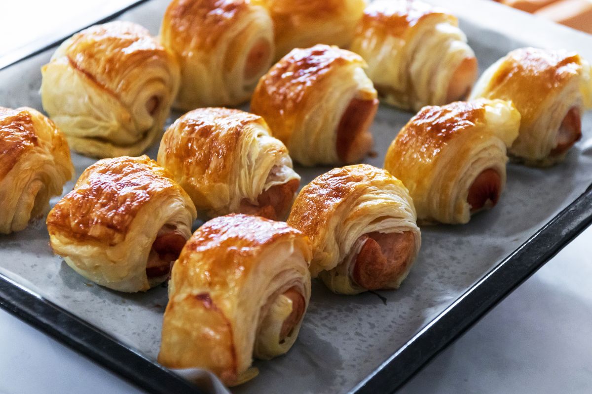 Zawiń w ciasto francuskie i upiecz. Ta przekąska zniknie ze stołu w mig