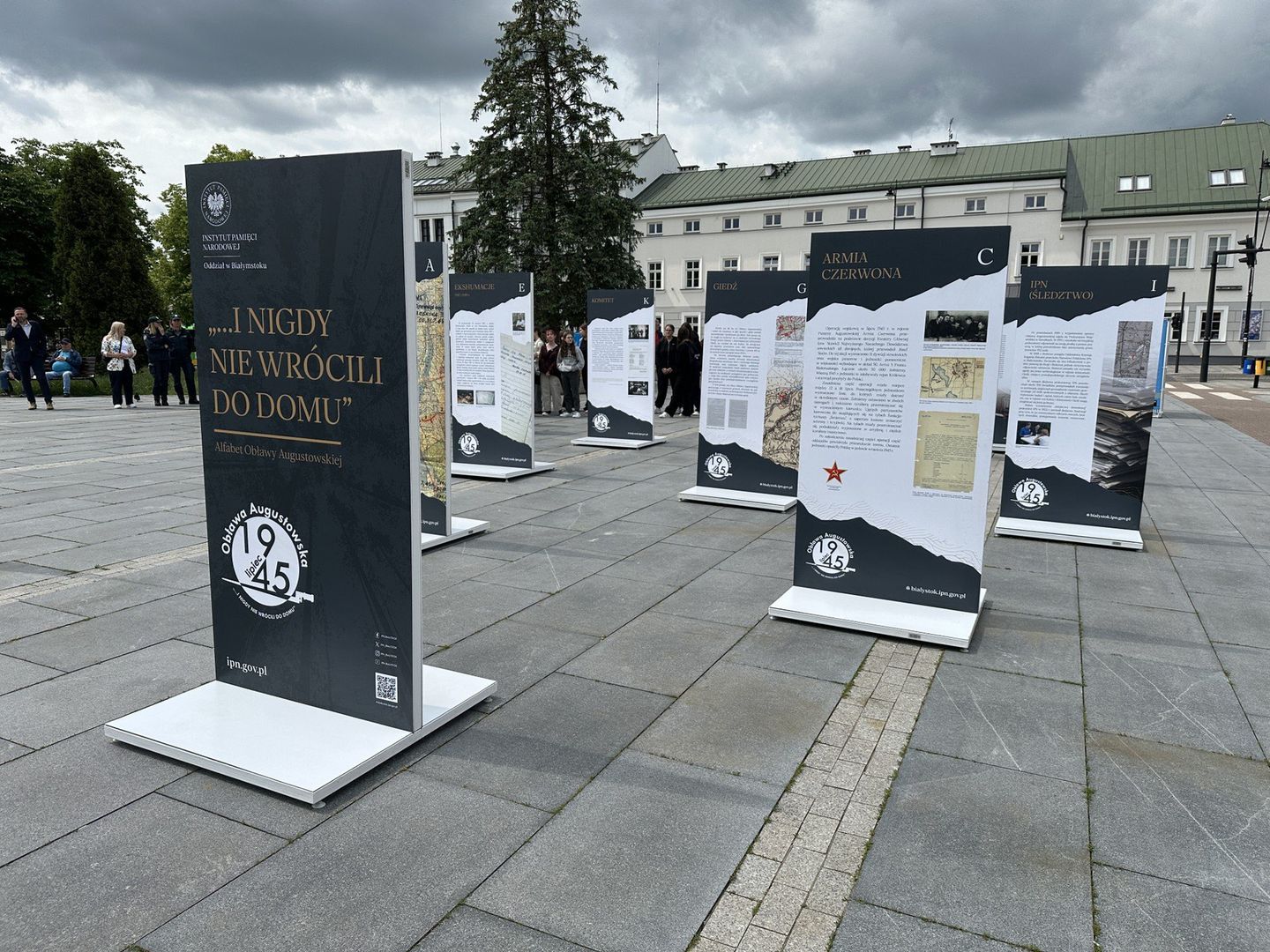 Wernisaż wystawy o Obławie Augustowskiej. Wystawę można oglądać na Placu Marii Konopnickiej w Suwałkach