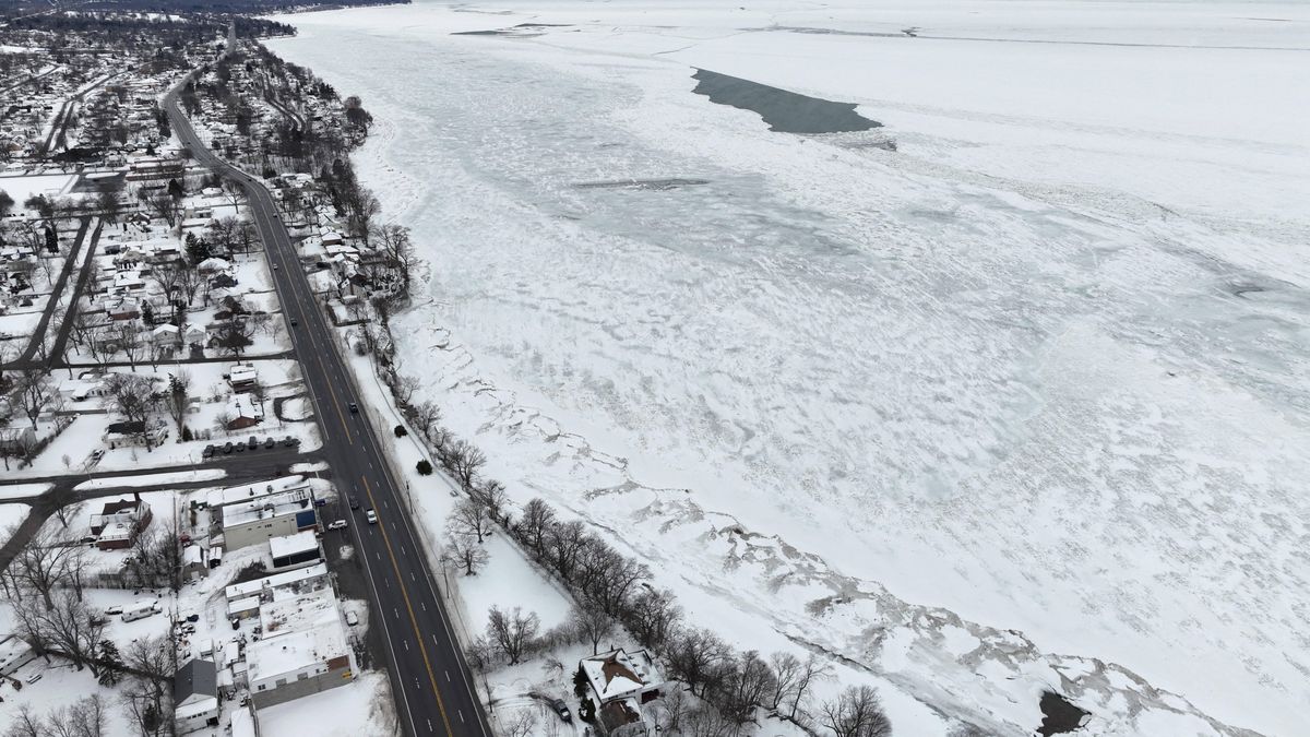 Ice coverage on Lake Erie is above historical average
BUFFALO, NEW YORK - JANUARY 29: A view of the Lake Erie as it has hit a new recorded high for ice coverage this 2024-2025 season, now at an impressive 86.33%, on January 29, 2025 in New York, United States. Lokman Vural Elibol / Anadolu/ABACAPRESS.COM 
Dostawca: PAP/Abaca
AA/ABACA
United States, United States of America, US, USA, weather, winter
