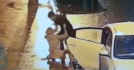 Kierowca wyrzucił i pobił kobietę z auta. Nagranie z Rosji