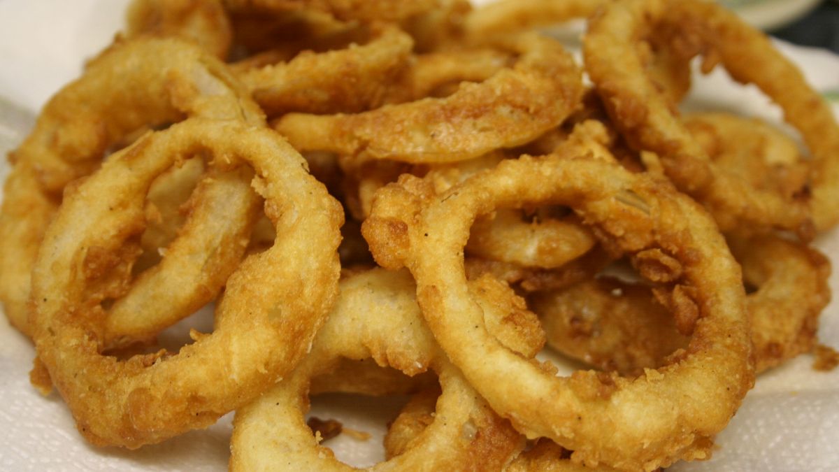 Krążki cebulowe będą idealne do podjadania podczas oglądania meczu