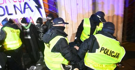 Najnowszy sondaż ws. Strajku Kobiet. Polacy ocenili reakcję policji