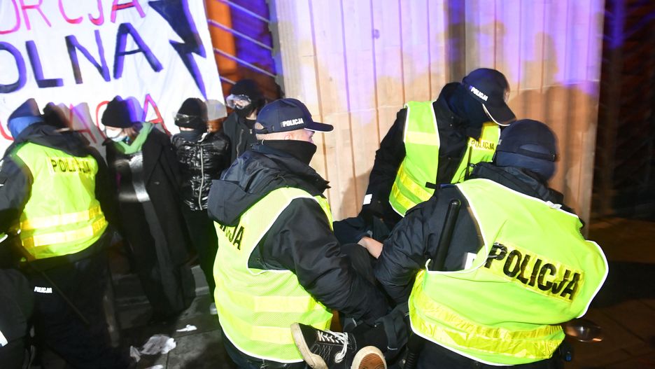 Najnowszy sondaż ws. Strajku Kobiet. Chodzi o działanie policji