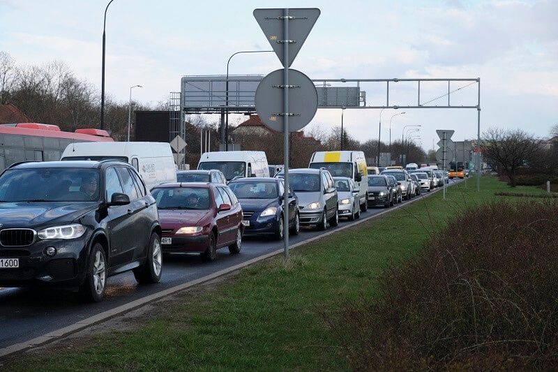 Korek na al. Tysiąclecia (od strony al. Witosa) przed rondem Dmowskiego
