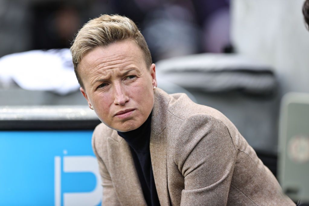 In the photo: New Zealand coach Beverly Priestman