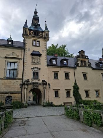Zamek Kliczków zachwyca. Jest duży park, a w nim cmentarz koni