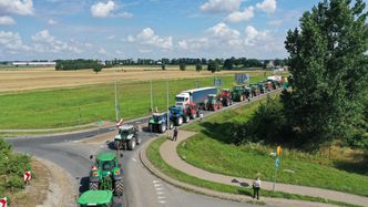 Protest rolników. Sparaliżowali S8. Kierowcy tkwią w korkach. Były przepychanki z policją