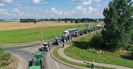 Protest rolników. Sparaliżowali S8. Kierowcy tkwią w korkach. Były przepychanki z policją