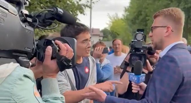 Reporter „Wiadomości” twierdzi, że ochroniarze Tuska próbowali go „zgnieść”. „Zostałem opluty”