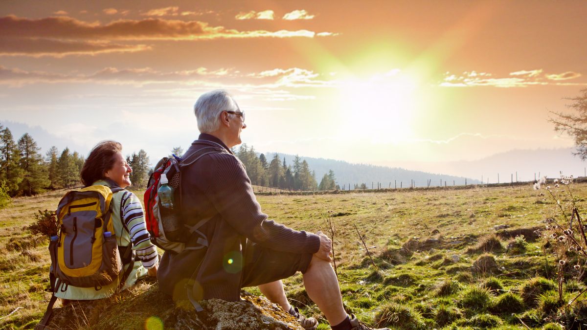 emeryci na wycieczce górskiej