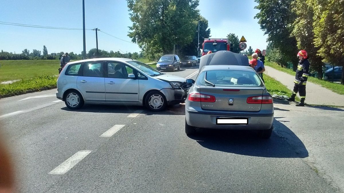 Zderzenie 2 samochodów osobowych na ulicy Żeromskiego w Ostrowcu Świętokrzyskim