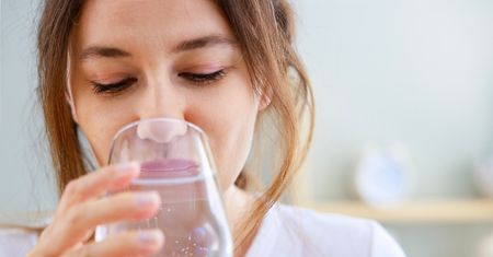 Pij szklankę wody przed każdym posiłkiem. Efekty zobaczysz szybciej, niż myślisz