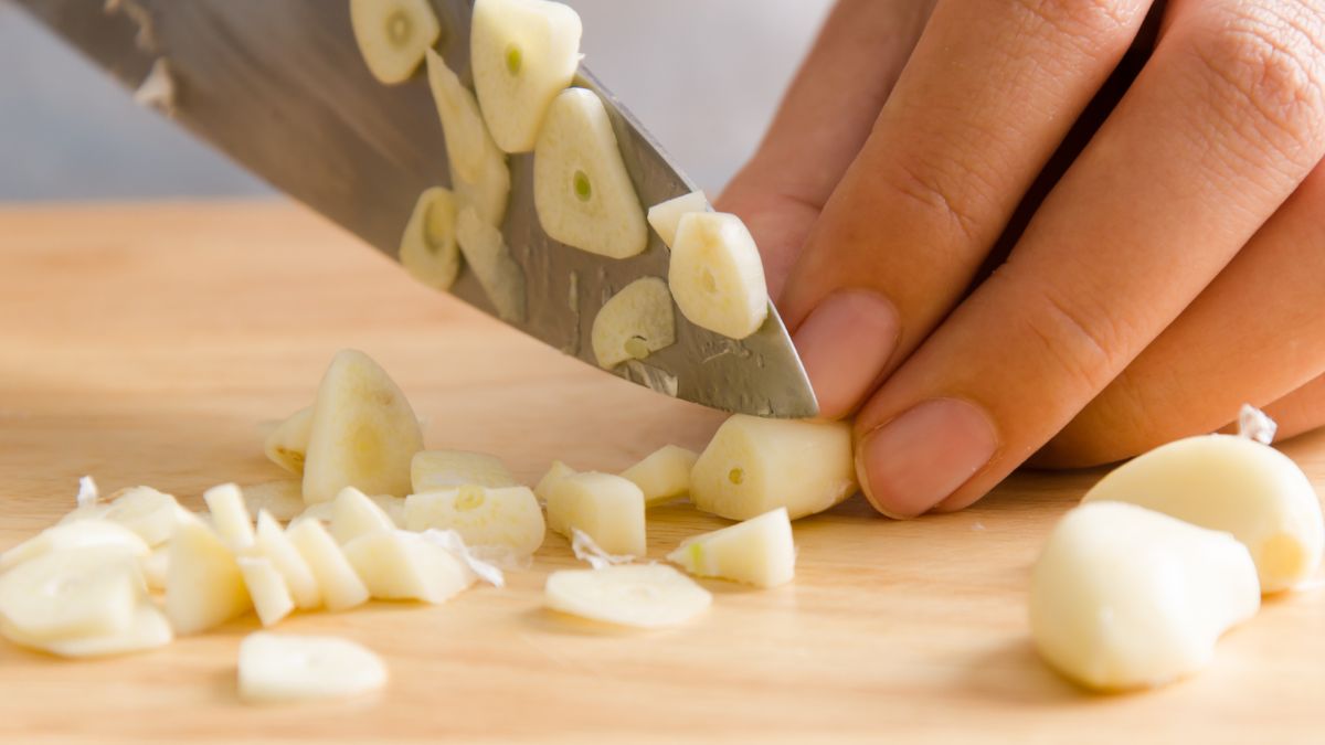 Kiedy powinniśmy dodawać czosnek w czasie gotowania? 