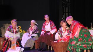 Radomsko: Seniorzy wystawili "Chłopów". Publiczność oczarowana