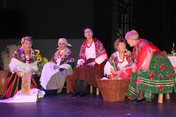 Radomsko: Seniorzy wystawili "Chłopów". Publiczność oczarowana