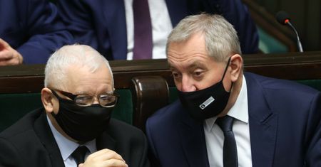 "O tym się nie dyskutuje publicznie". Co dalej z ministrem finansów?