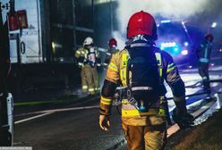 Nocny pożar kamienicy. Dwie osoby utknęły na balkonie