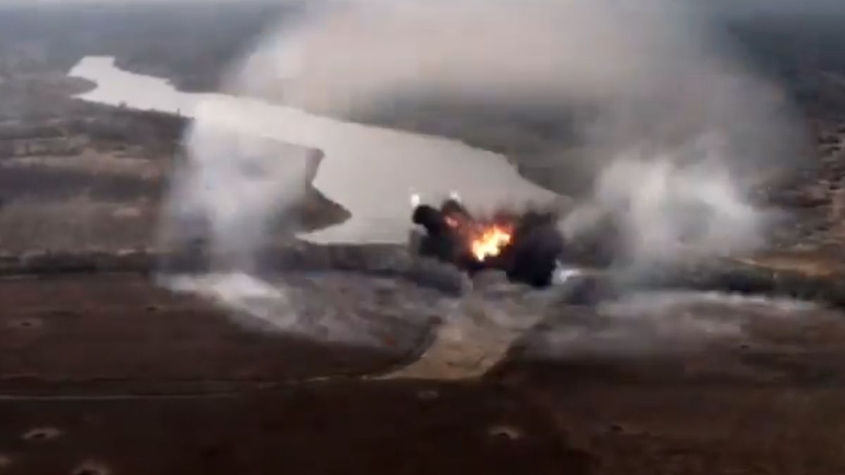 Eksplozja rosyjskiej bomby po uderzeniu blisko tamy w Rosji.