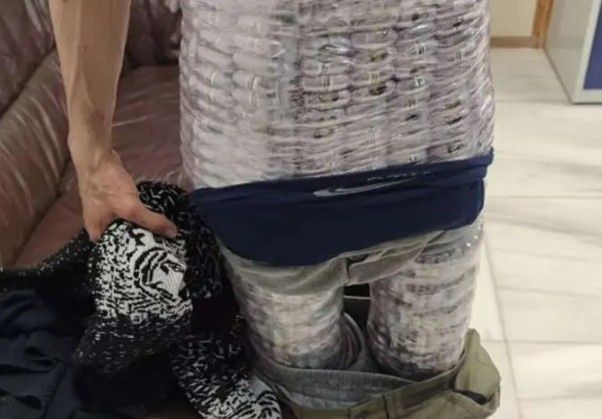 Wpadł na lotnisku. Całe ciało oklejone kulkami haszyszu